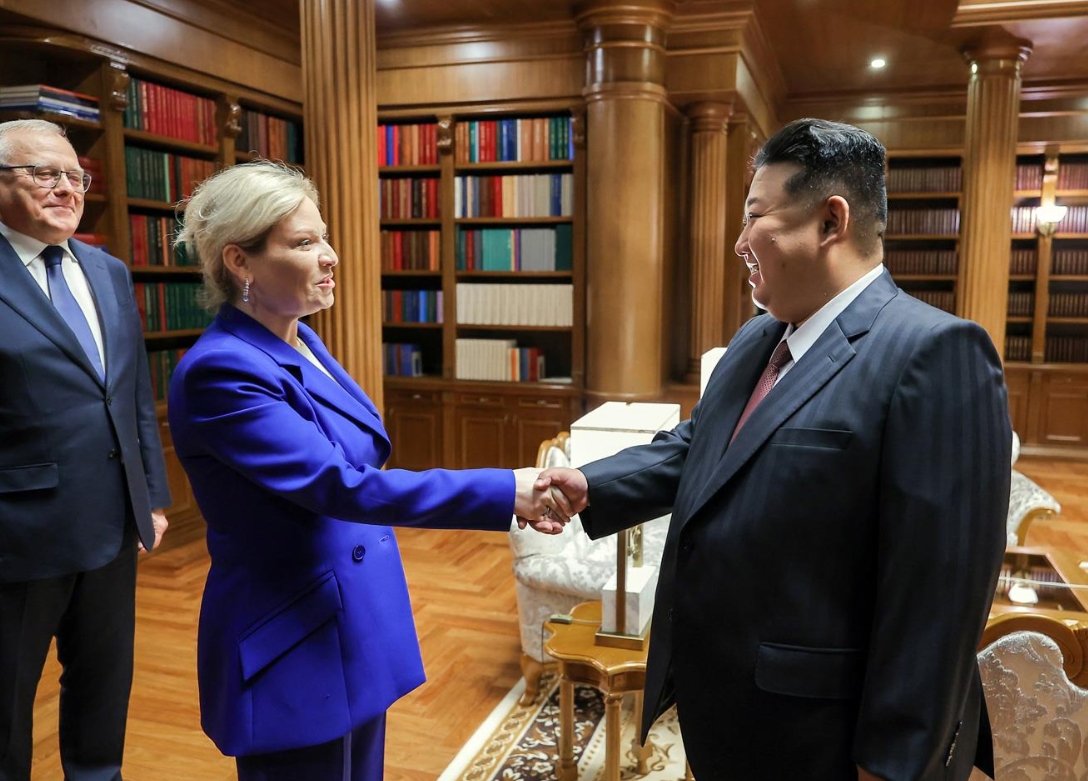 金正恩会见率团访朝的俄文化部长柳比莫娃 