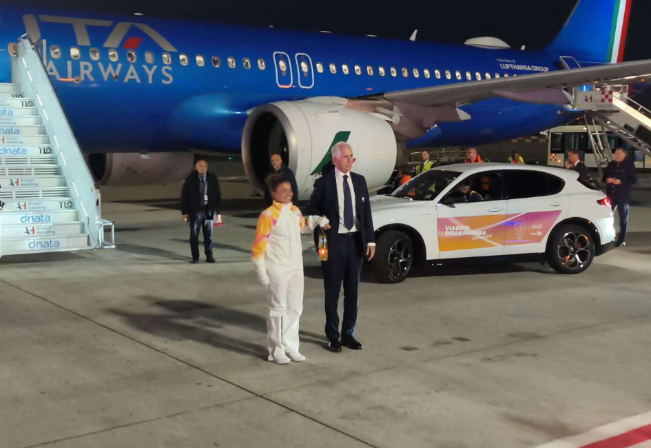 米兰冬奥会火种抵达罗马 