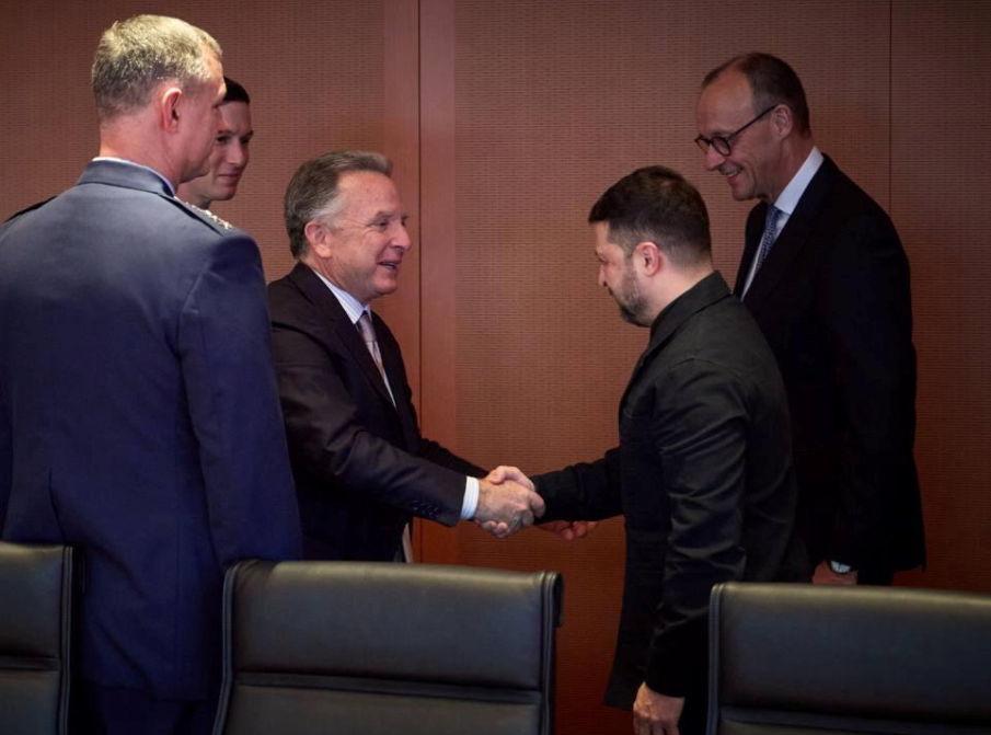 美乌德三方代表在德国总理府开始会谈 