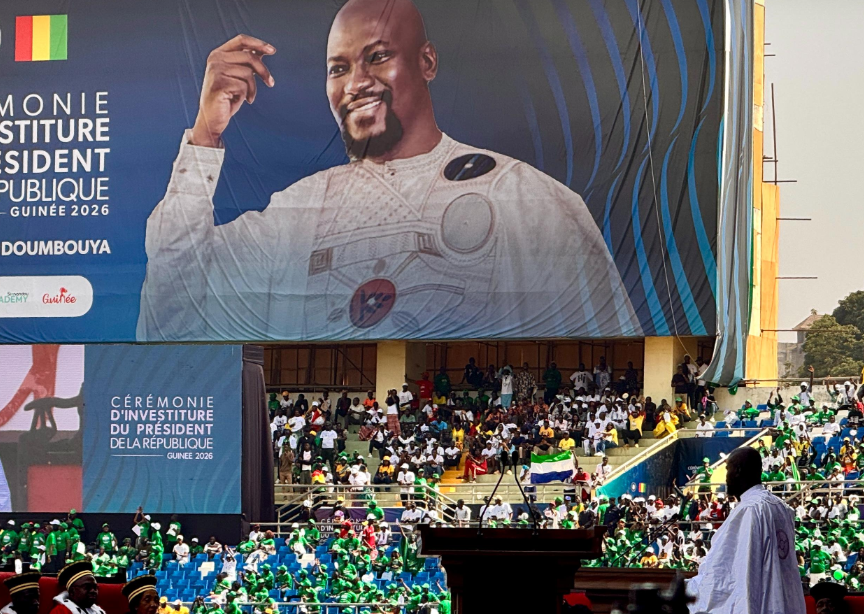 马马迪·敦布亚宣誓就任几内亚总统 